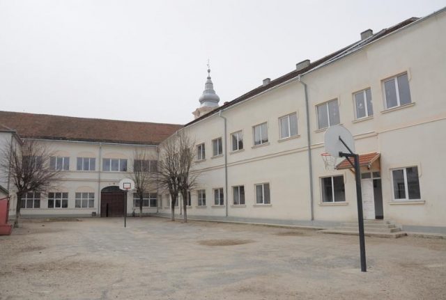 liceul-de-arta-aurel-popp-satu-mare-curte